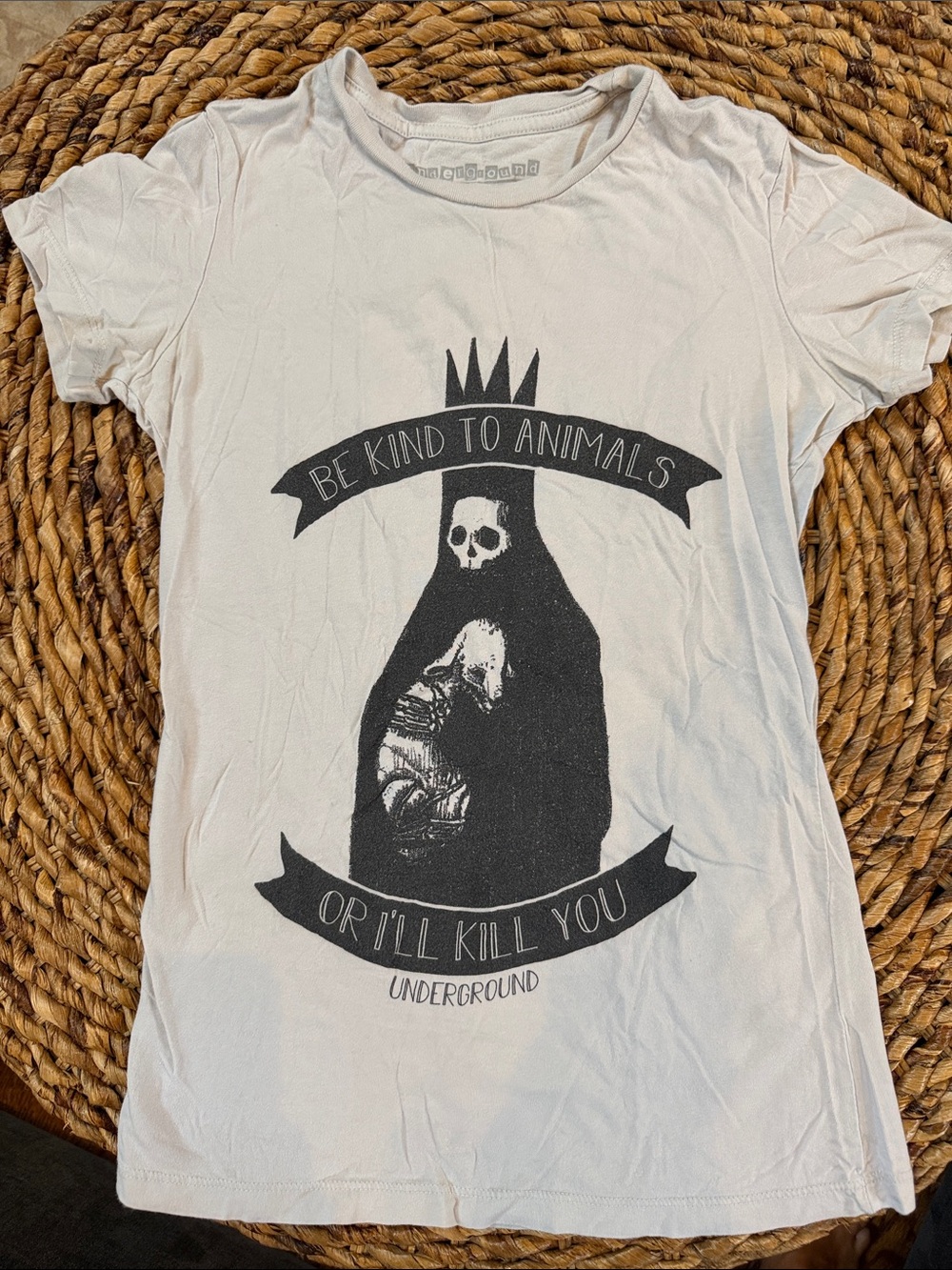 Underground Graphic beige fitted Tee "Be Kind to Animals"